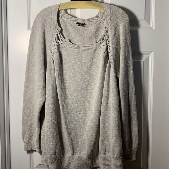 Size 3 gray crewneck lightweight sweater - Picture 2 of 7